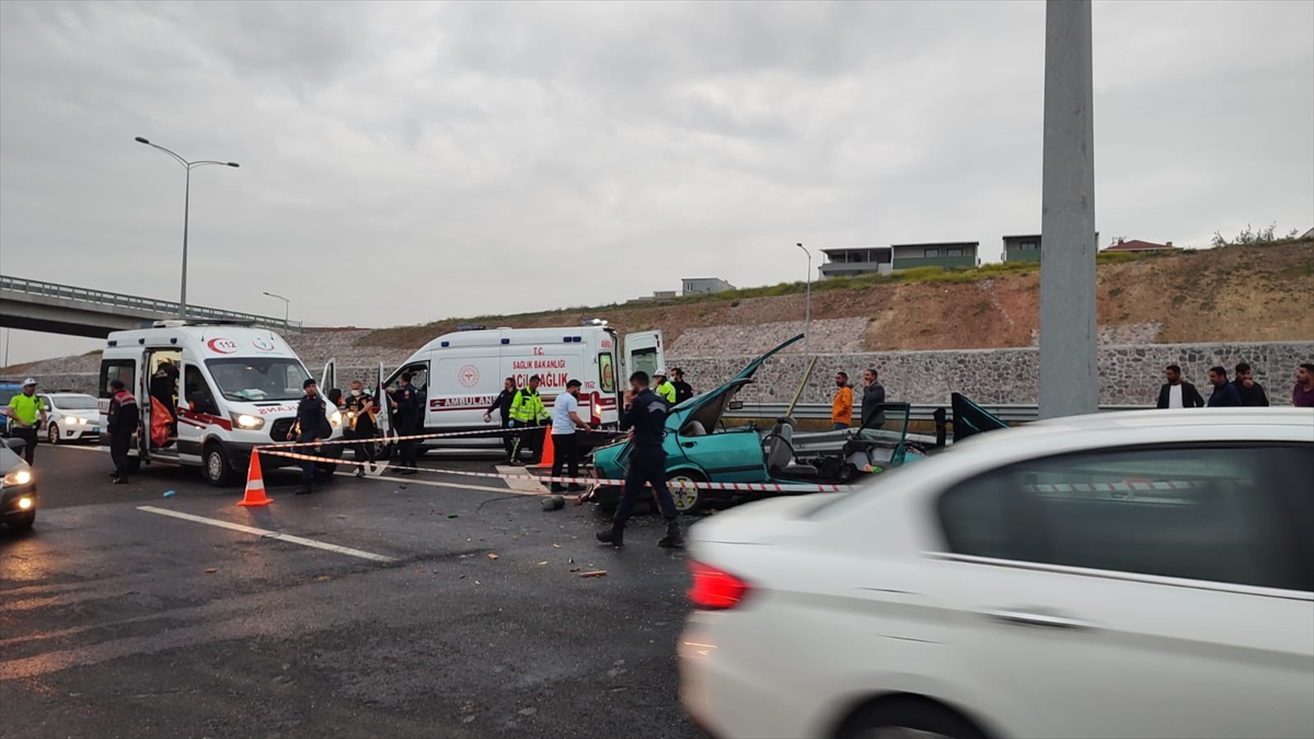 İzmir'de trafik kazasında 2 kişi öldü, 3 kişi yaralandı