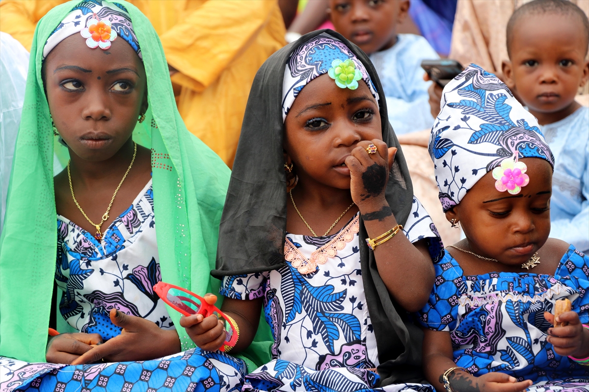 Kamerun'da Müslümanlar bayram namazı için camileri doldurdu