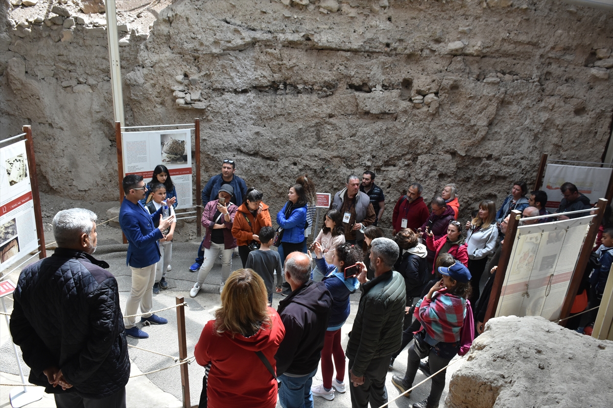 Karavanlı turistler Arslantepe Höyüğü'nü gezdi
