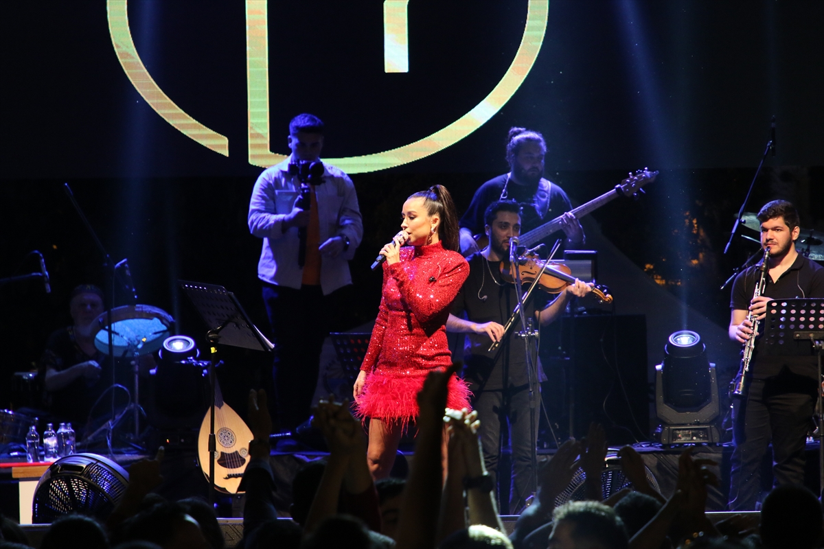 Kaş'ta fener alayı ve konser düzenlendi