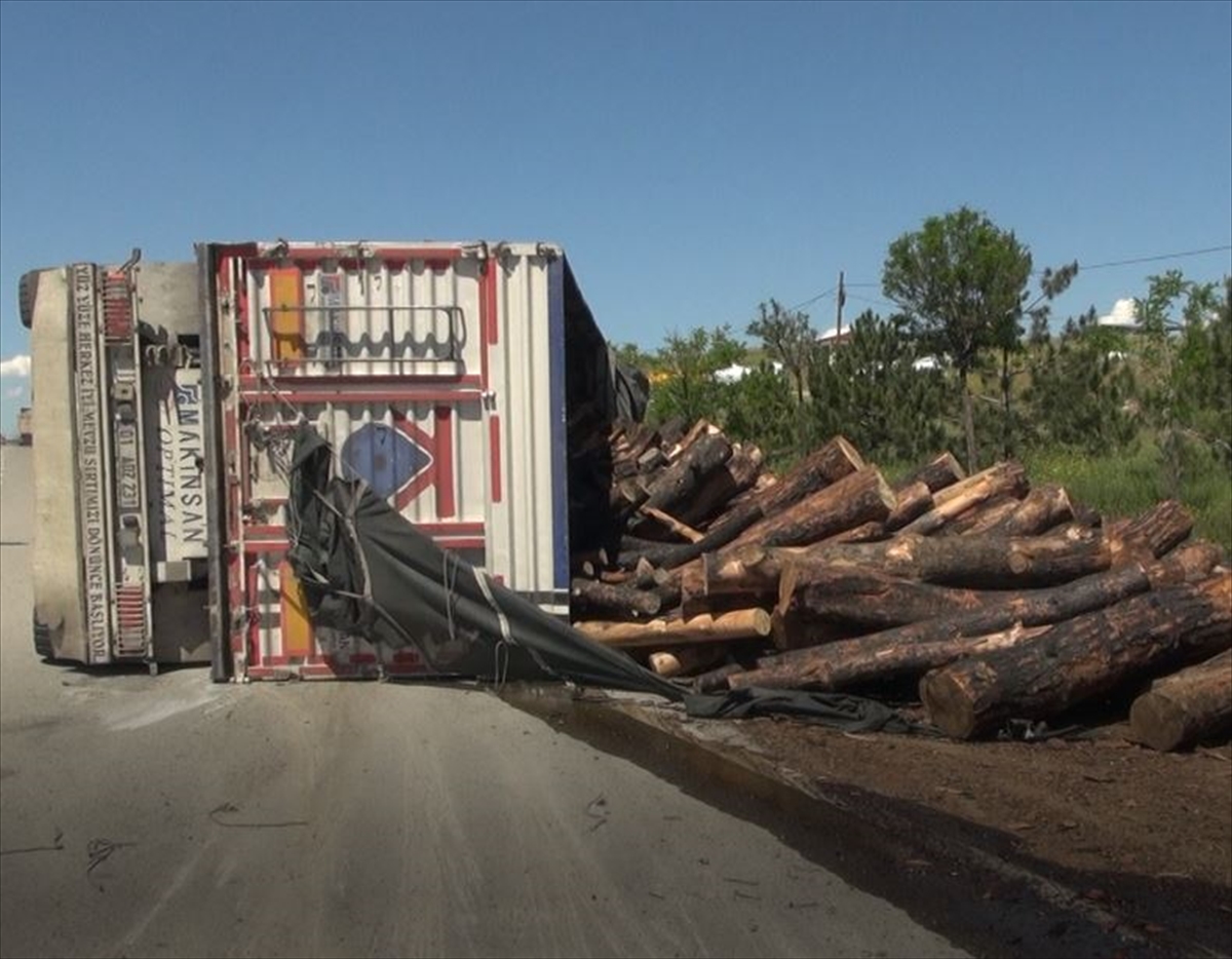 Kırıkkale'de tomruk yüklü tırın devrildiği kazada sürücü yaralandı