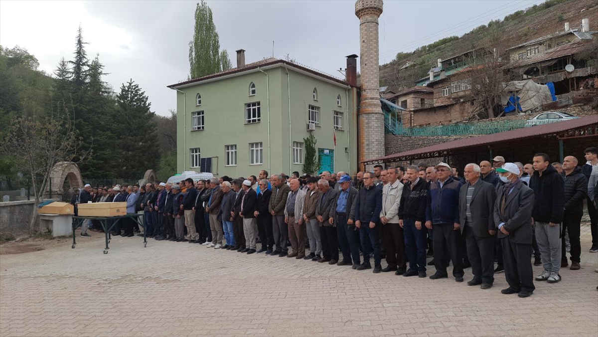 GÜNCELLEME 2 – Konya'da yanan evin enkazından çıkarılan anne ile oğlunun cenazesi defnedildi