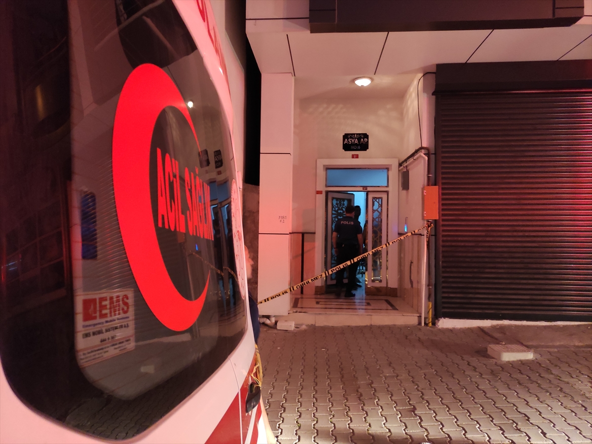 Küçükçekmece'de asansör kabininin üstünde sıkışan kişi öldü