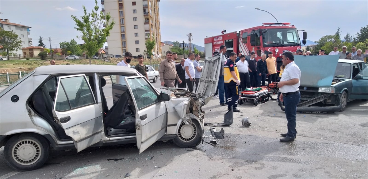 Malatya'da iki otomobilin çarpışması sonucu 4 kişi yaralandı