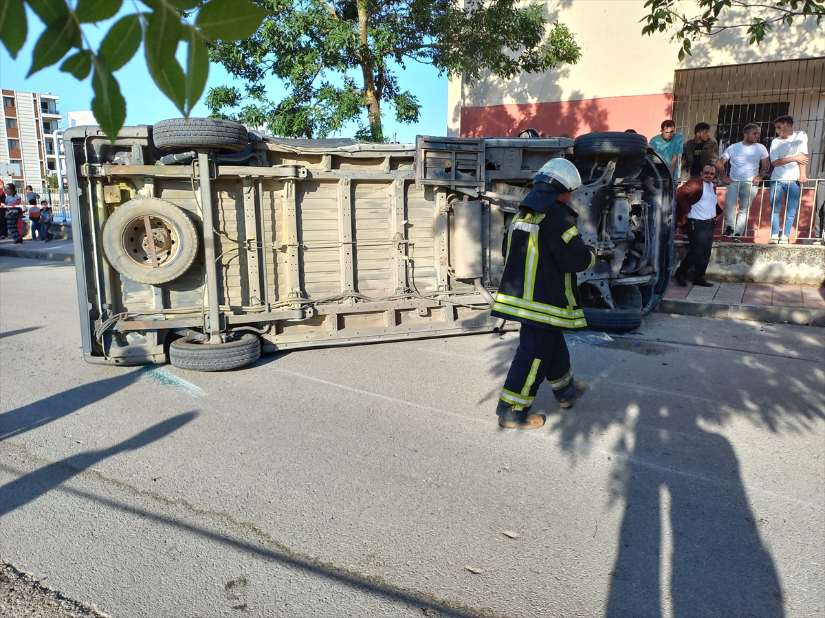 Manisa'da hafif ticari aracın çarptığı minibüs devrildi, sürücüler yaralandı