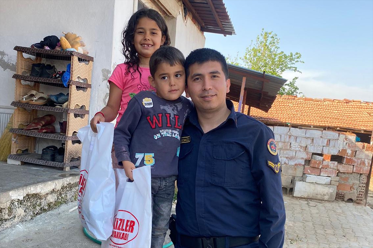 Manisa'da jandarma personelinden 60 çocuğa bayramlık hediye