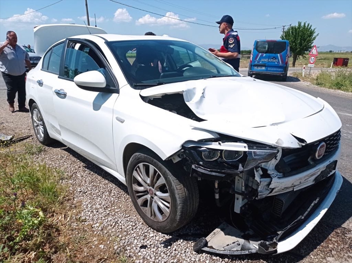 Manisa'da otomobil ile motosikletin çarpıştığı kazada 3 kişi yaralandı