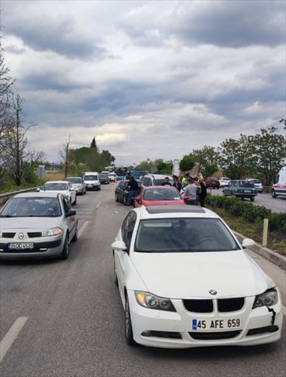Manisa’da zincirleme trafik kazasında 5 kişi yaralandı