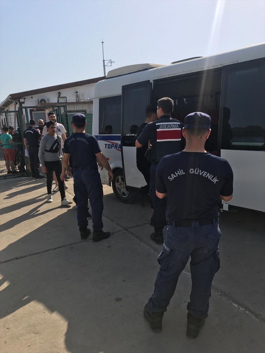 Mersin açıklarında teknede 223 düzensiz göçmen yakalandı