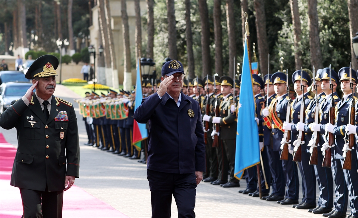 Milli Savunma Bakanı Akar'a Azerbaycan'da “mehter” sürprizi