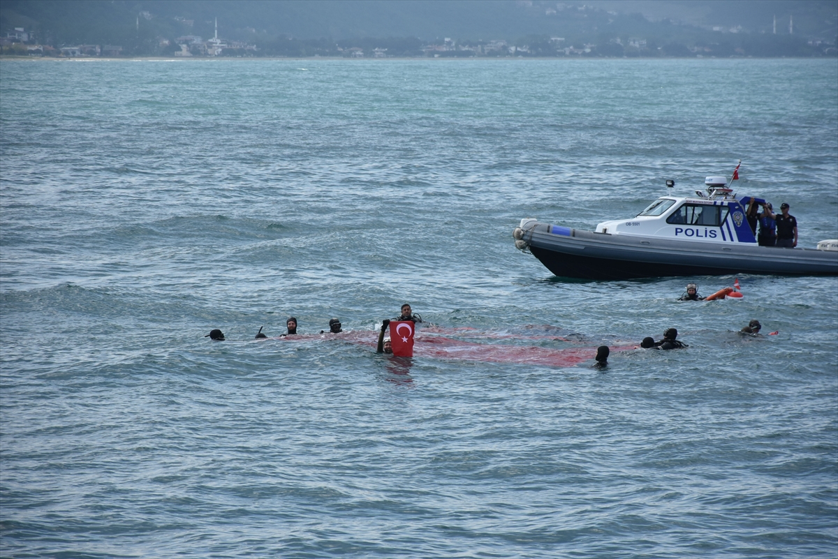Milli sporcu Birgül Erken, Samsun'da “Ata'ya saygı dalışı” yaptı