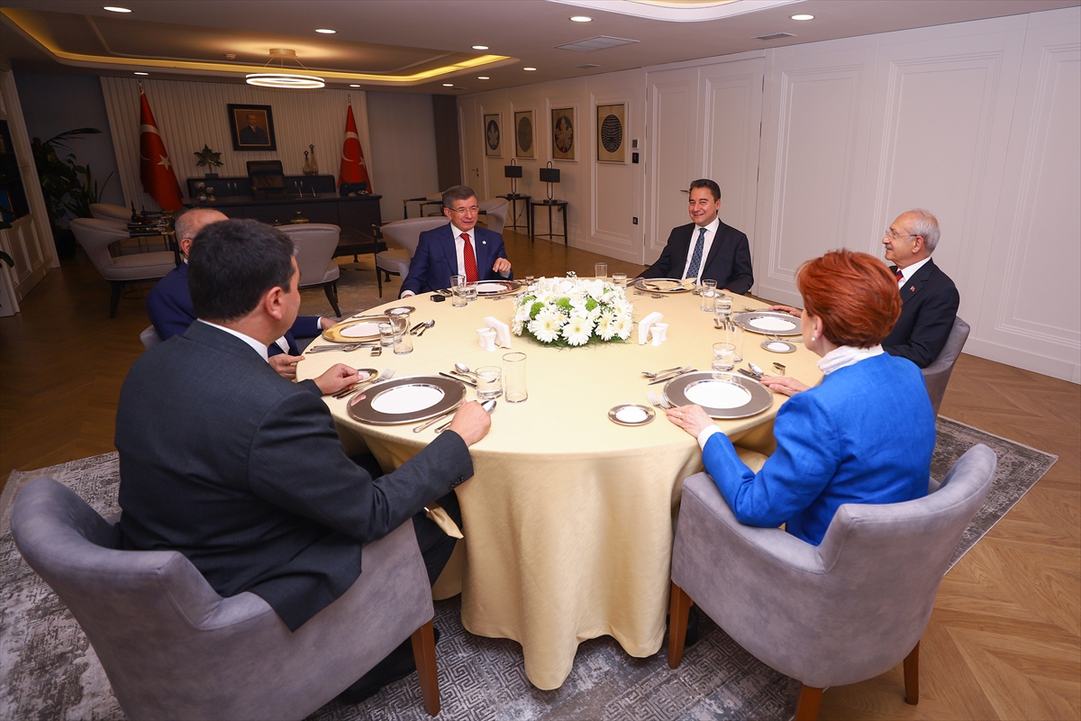 Muhalefet partilerinin genel başkanları Gelecek Partisi Genel Merkezi'nde bir araya geldi