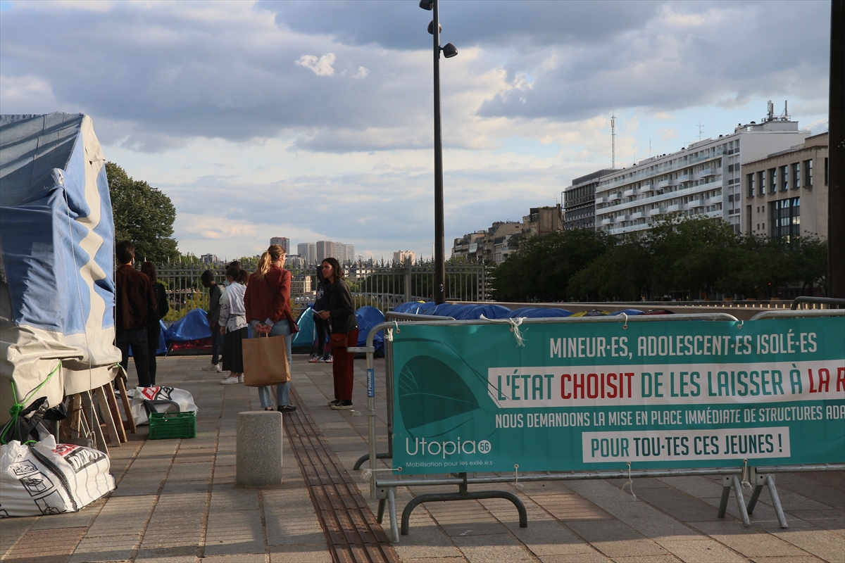 Paris’te ‘küçük göçmenler’ kalıcı barınma talebiyle meydanda kamp kurdu