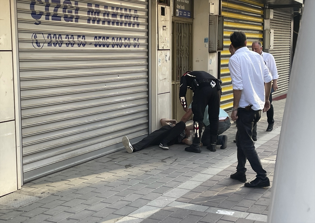 Polise teslim olmamak için yanındaki kadını tabancayla rehin aldı