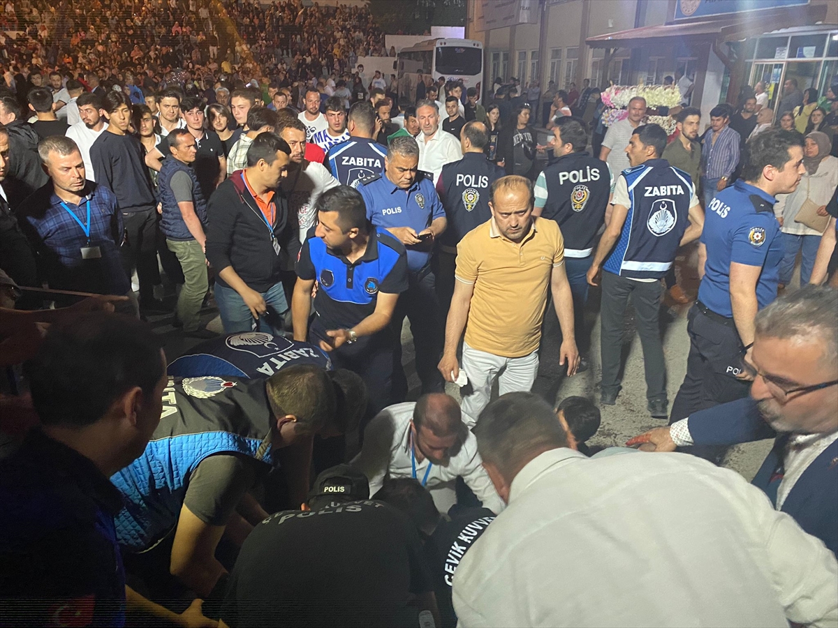 Sakarya'da konserde çıkan silahlı kavgada biri çocuk iki kişi yaralandı