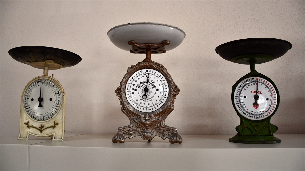 Sivas'ta 74 yaşındaki antikacı eski terazileri sergiledi