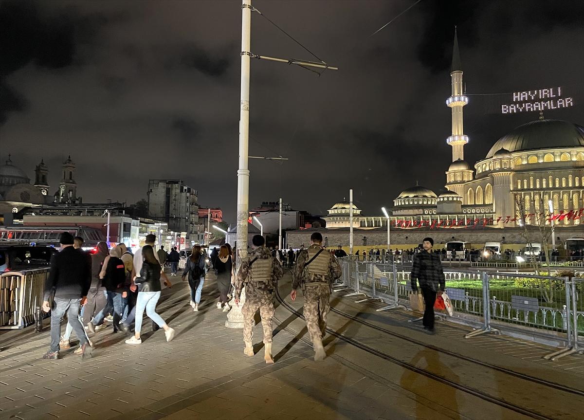 Taksim Meydanı ile çevresi, araç ve yaya trafiğine tekrar açıldı