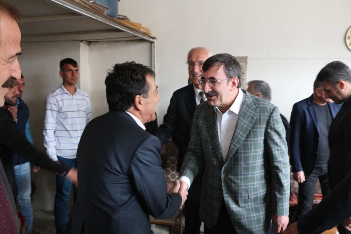 TBMM Plan ve Bütçe Komisyonu Başkanı Yılmaz, Bingöl'de vatandaşlarla bayramlaştı: