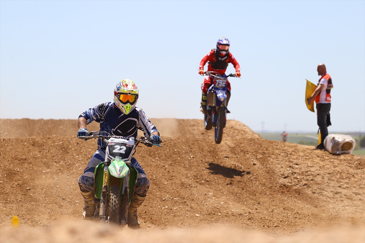 Edirne'de kent sakinlerine coğrafi işaretli beyaz peynir ve simit ikram edildi