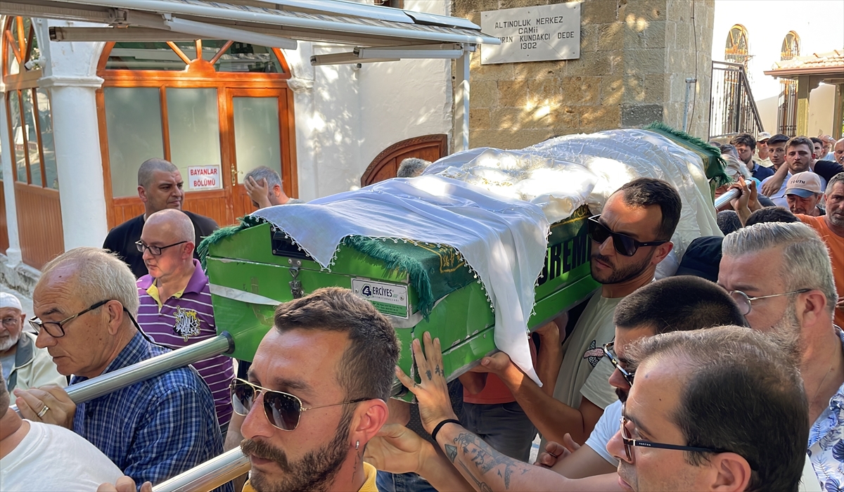 Uşak'taki trafik kazasında ölen üniversite öğrencisi Balıkesir'de defnedildi