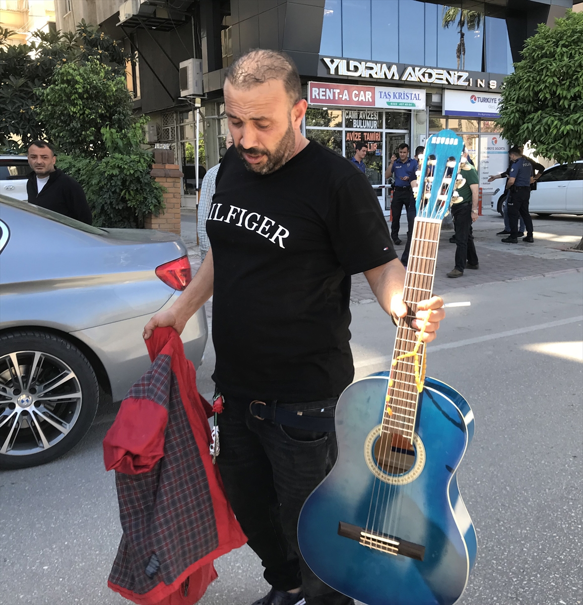 Yangın çıkınca gitarıyla balkona sığındı
