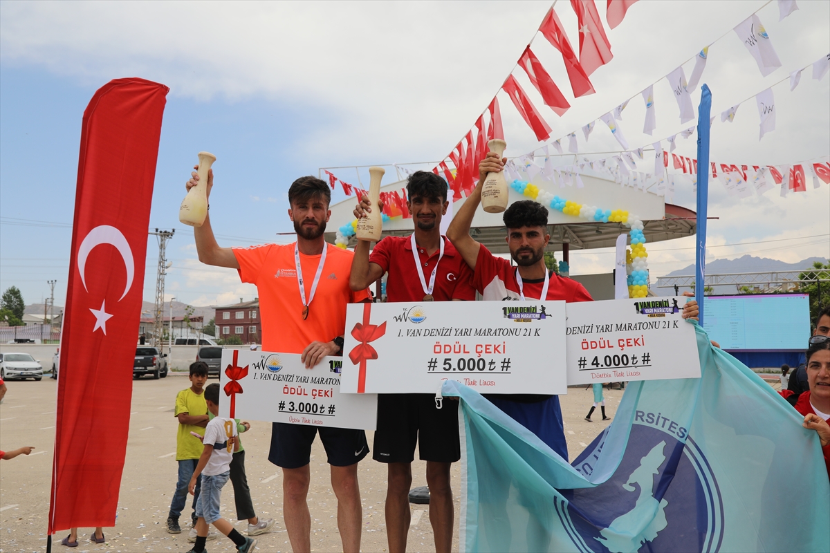 1. Van Denizi Yarı Maratonu koşuldu
