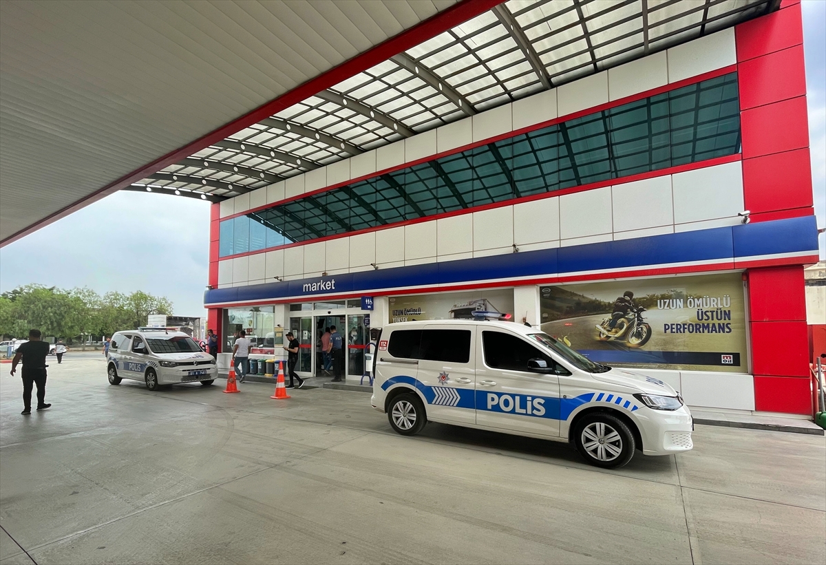 Adana'da akaryakıt istasyonu çalışanlarından para gasbeden şüpheli kaçtı