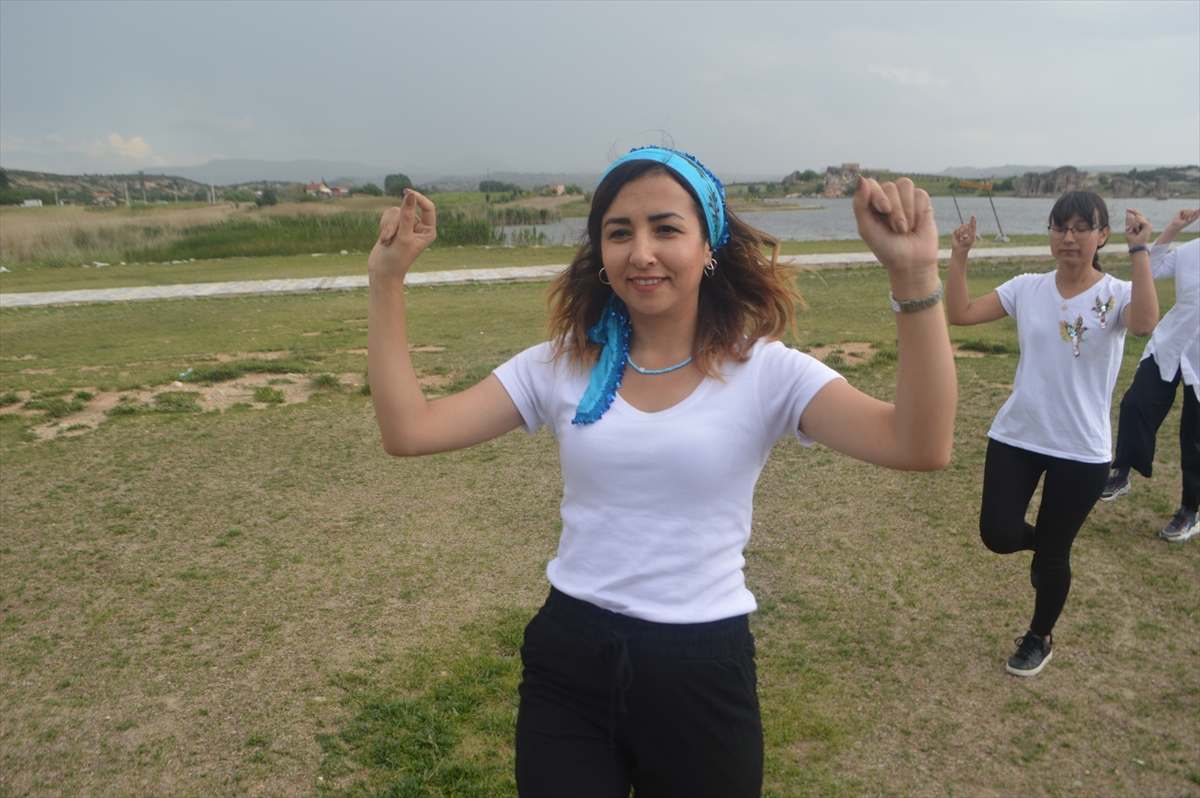 Afyonkarahisar'da öğretmenler tarihi Frigya Vadisi'ni, halk oyunları videolarıyla tanıtıyor