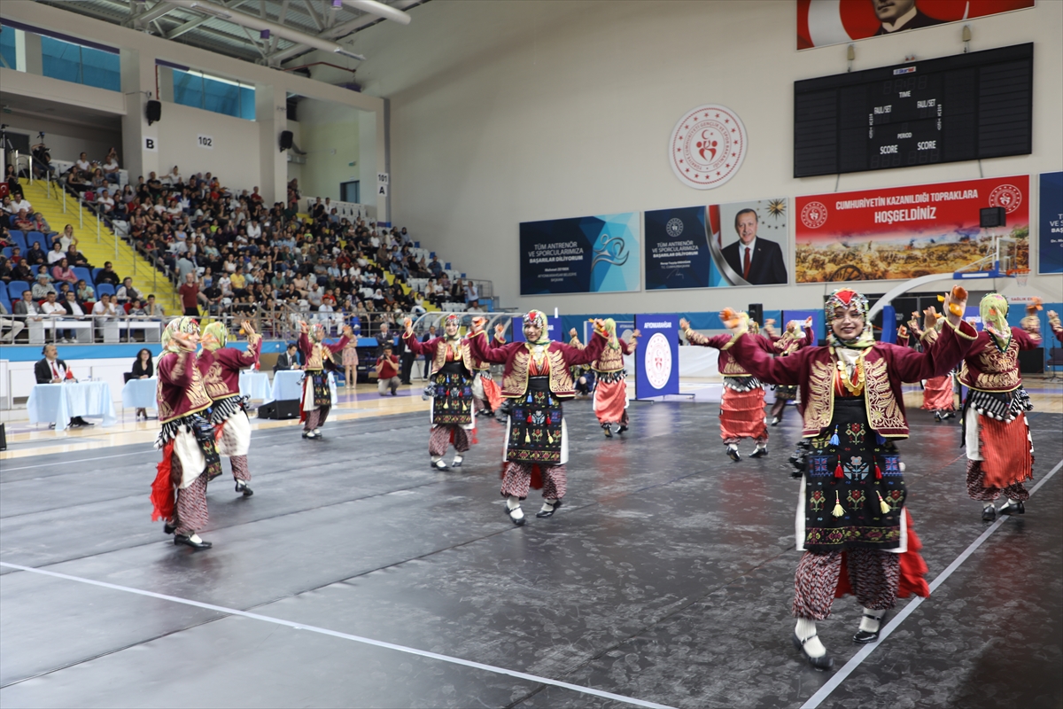 Afyonkarahisar'da Türkiye Halk Oyunları Federasyonu Bölge Yarışması yapıldı