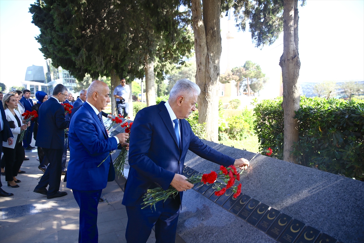 AK Parti ve MHP'li vekillerden oluşan heyet, Bakü'de şehitlikleri ziyaret etti