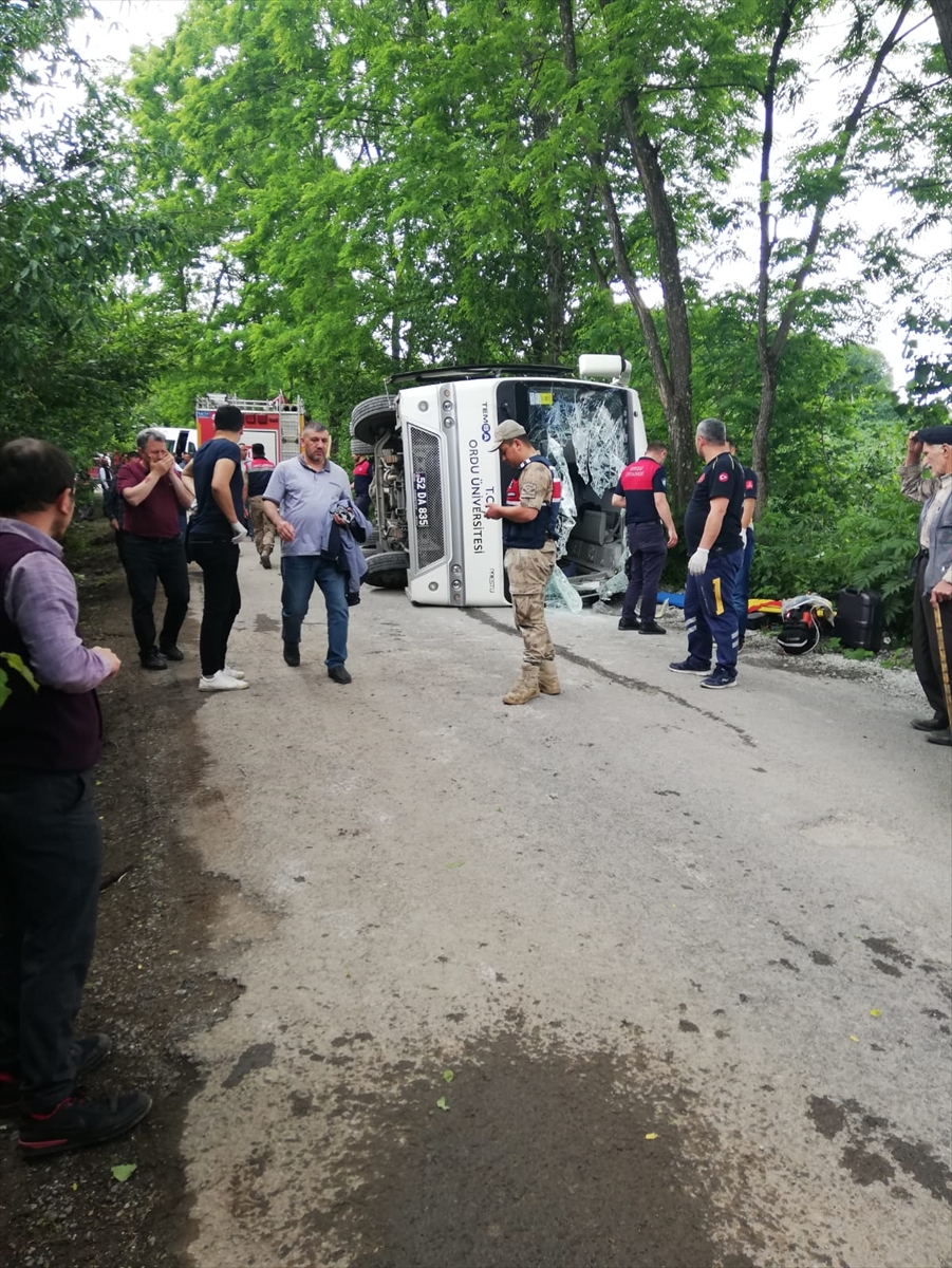 Akademisyenler ve ailelerini taşıyan midibüs devrildi, 1 kişi öldü, 10 kişi yaralandı