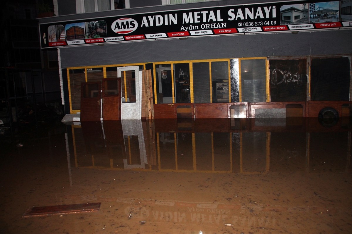 Alaplı Irmağı'nın taşması sonucu bazı ev ve iş yerlerini su bastı