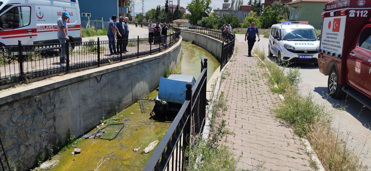 Amasya'da su kanalına düşen otomobildeki 2 kişi yaralandı