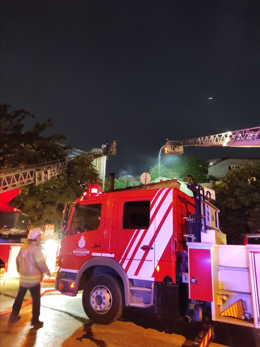 Ataşehir'de gecekonduda çıkan yangın söndürüldü