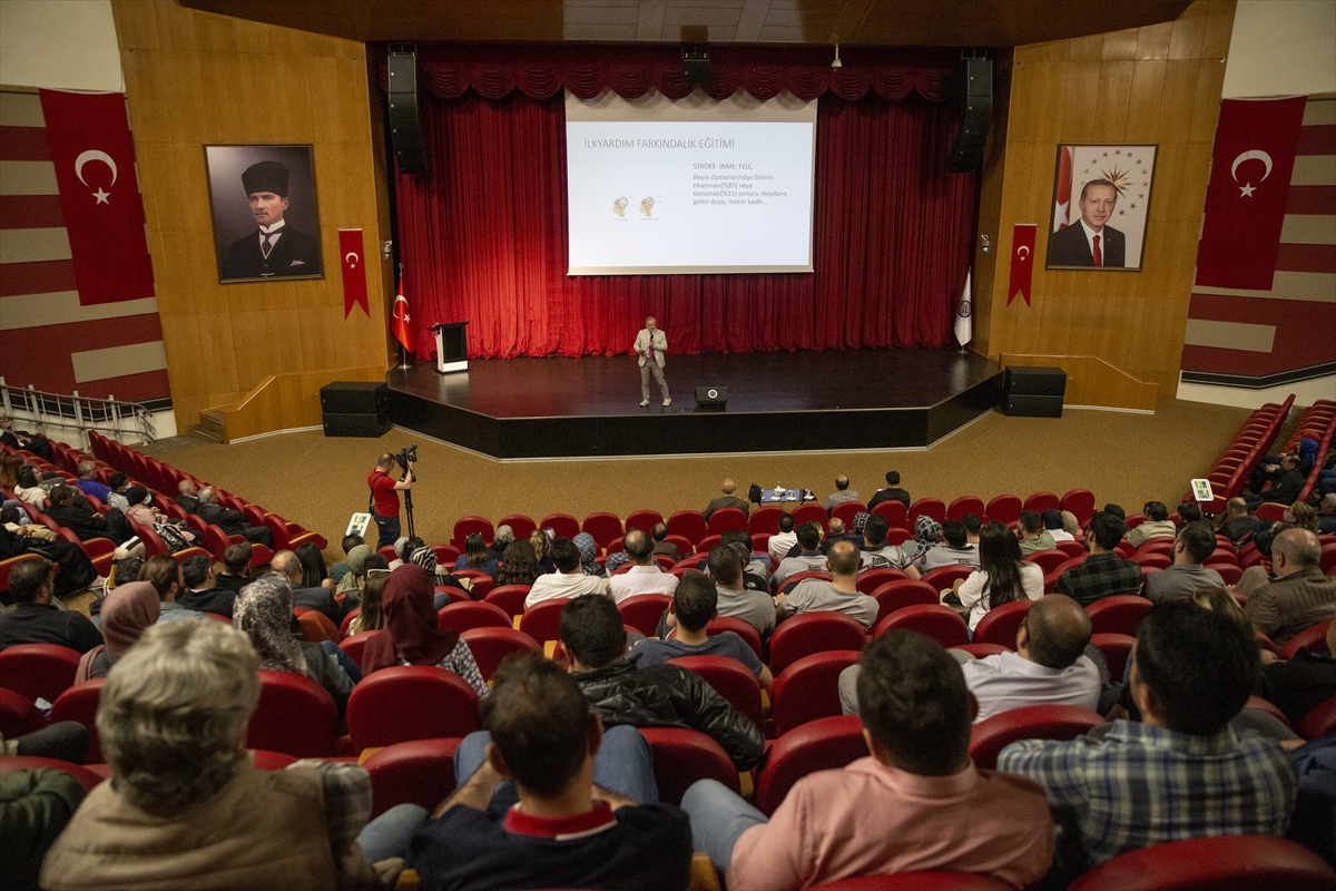 Atatürk Üniversitesi akademisyenleri ile çalışanlarına ilk yardım eğitimi