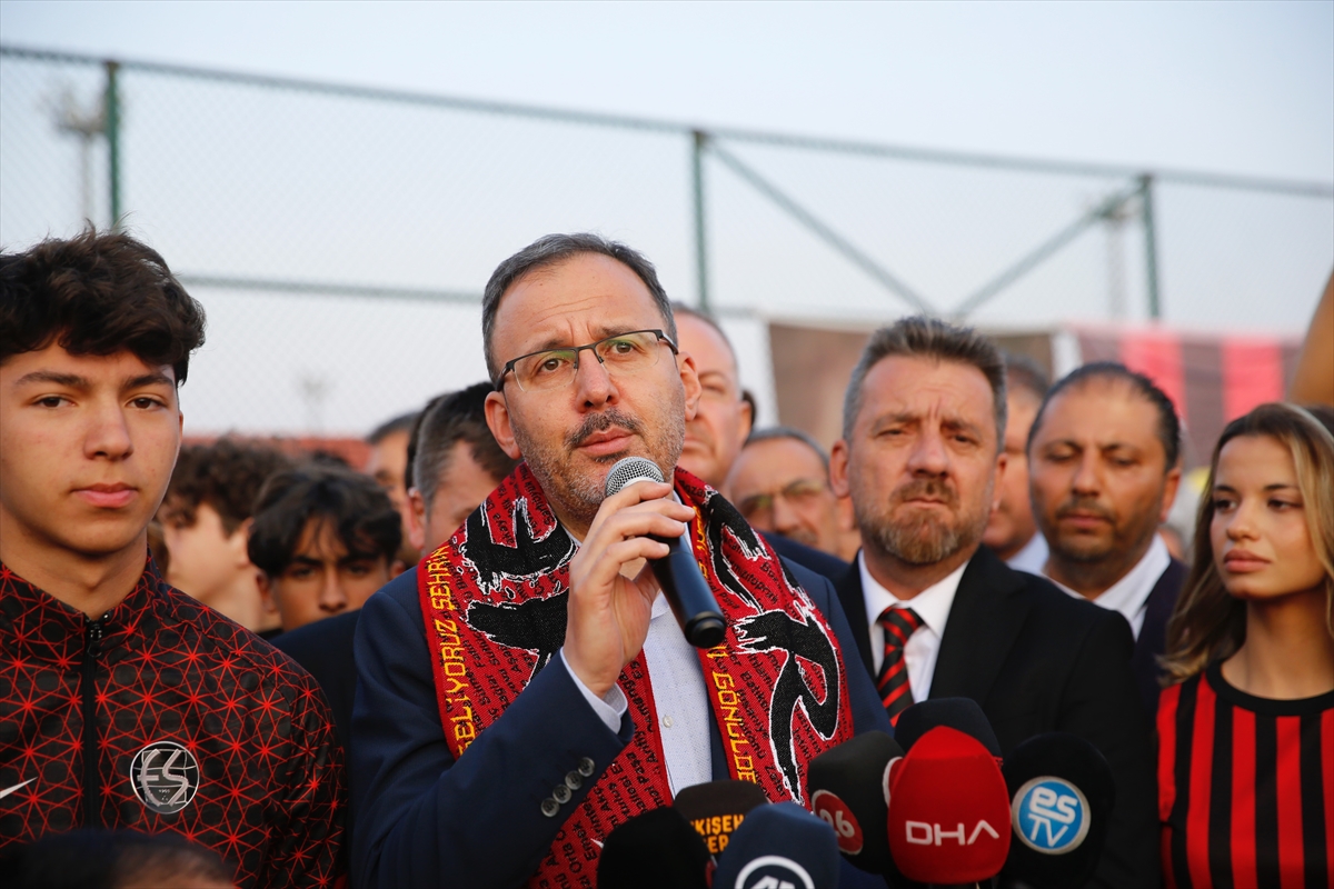 Bakan Kasapoğlu, Eskişehirspor Tesisleri'ni ziyaret etti: