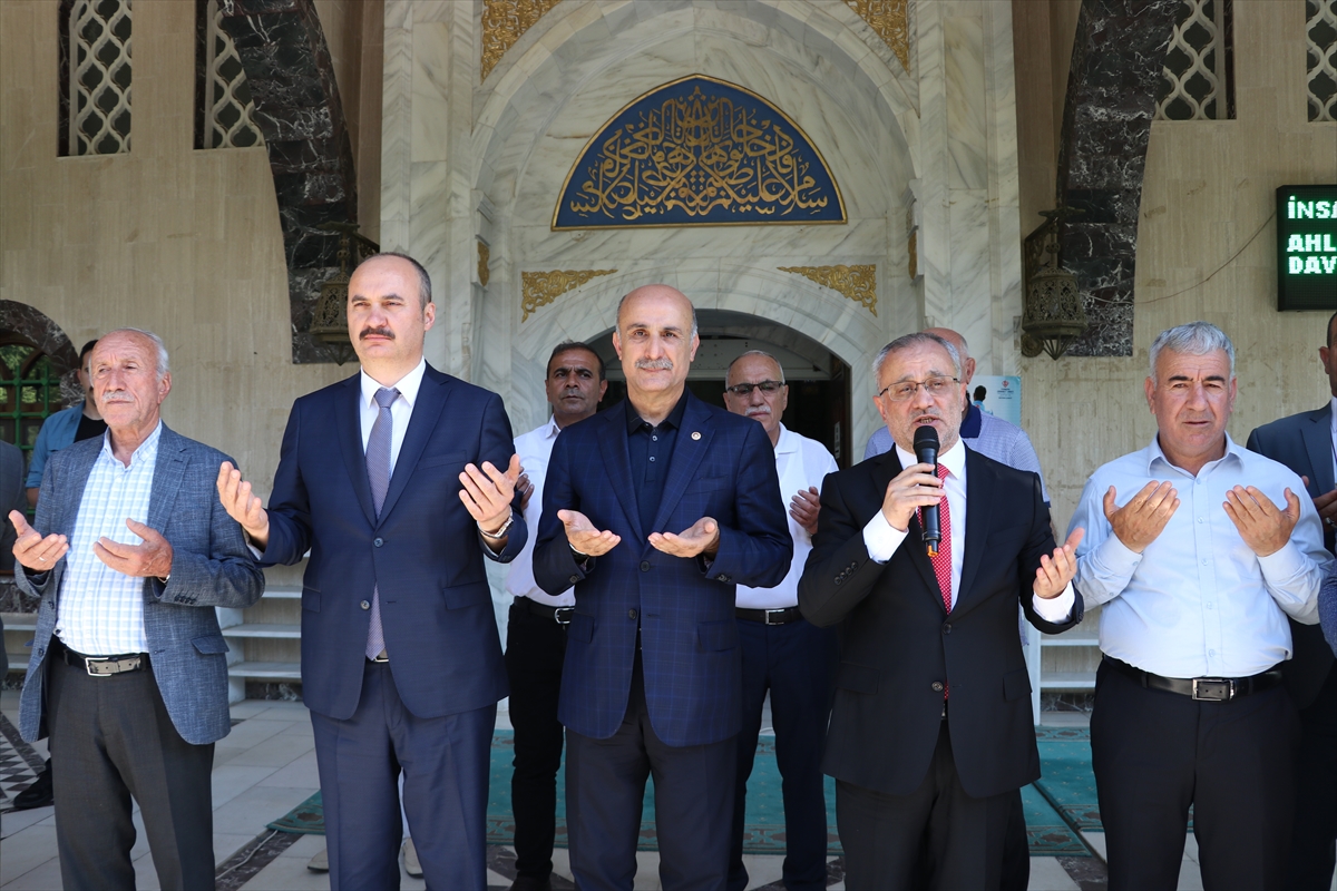 Batman'da ilk hac kafilesi kutsal topraklara dualarla uğurlandı
