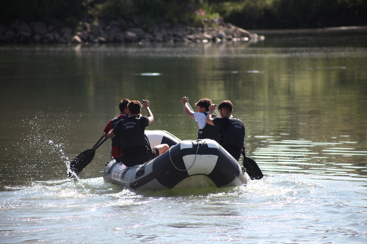 Bingöllü gençler milli sporcu olmak için Murat Nehri'nde kürek çekiyor