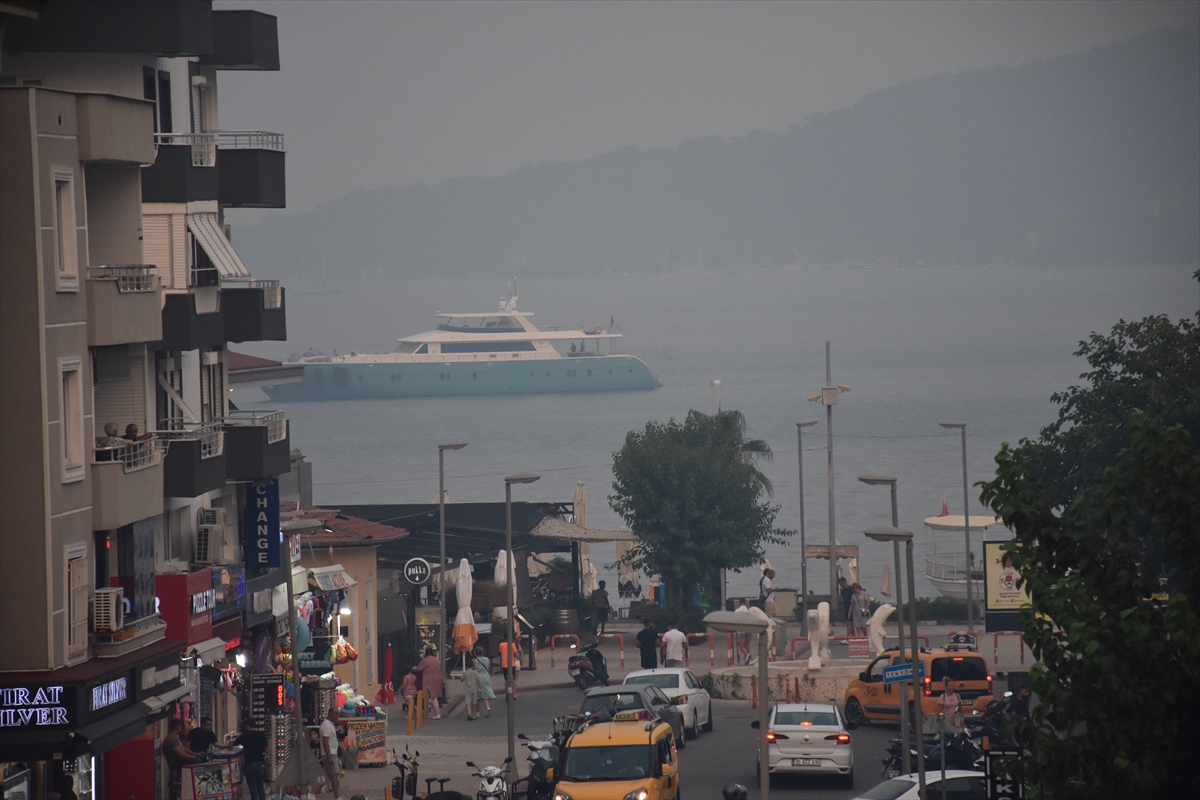 Bördübet mevkisindeki yangının duman ve külleri Marmaris ilçe merkezine ulaştı