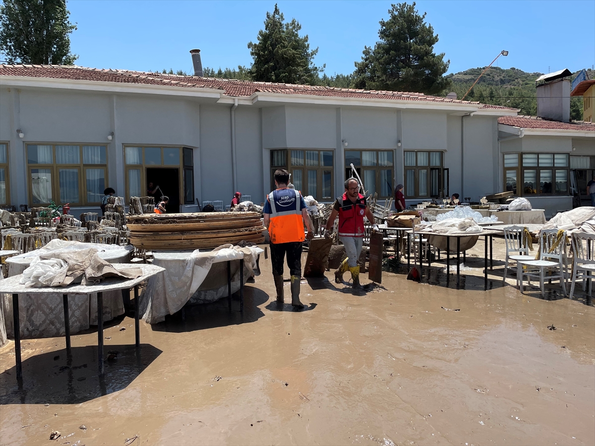 Burdur'daki su basan düğün salonunun işletmecisi yaşadıklarını anlattı