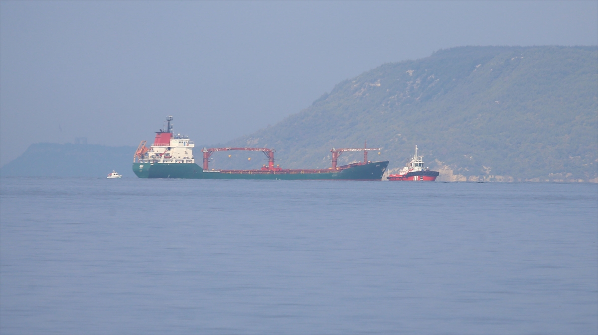 Çanakkale Boğazı'nda arızalanan gemi römorkörle çekildi