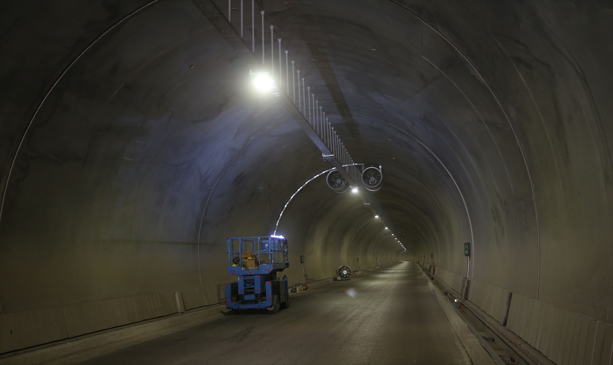 Çanakkale-İzmir kara yolundaki tünellerin ağustosta açılması planlanıyor