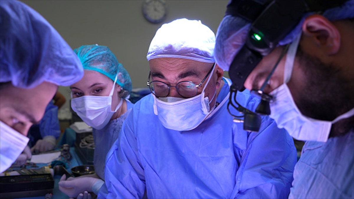 Cezayirli yapışık ikizler Türkiye'de 9 saatlik operasyonla ayrıldı