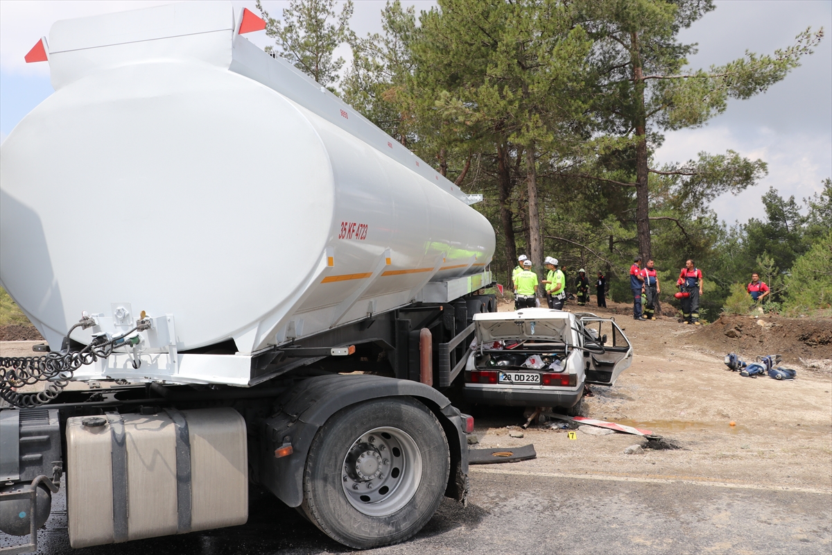 Denizli'de akaryakıt tankerinin çarptığı otomobildeki 3 kişi öldü