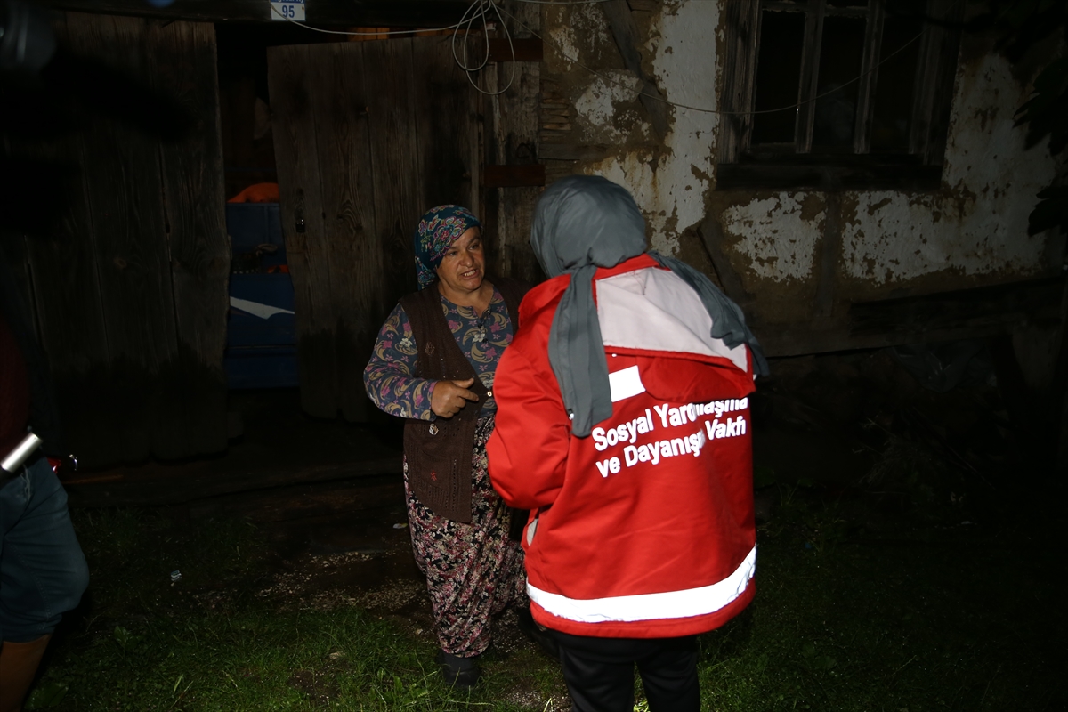Düzce'de evlerinden tahliye edilen vatandaşlara battaniye dağıtıldı