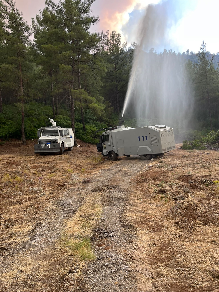 Emniyet teşkilatından Muğla'daki orman yangınına TOMA desteği