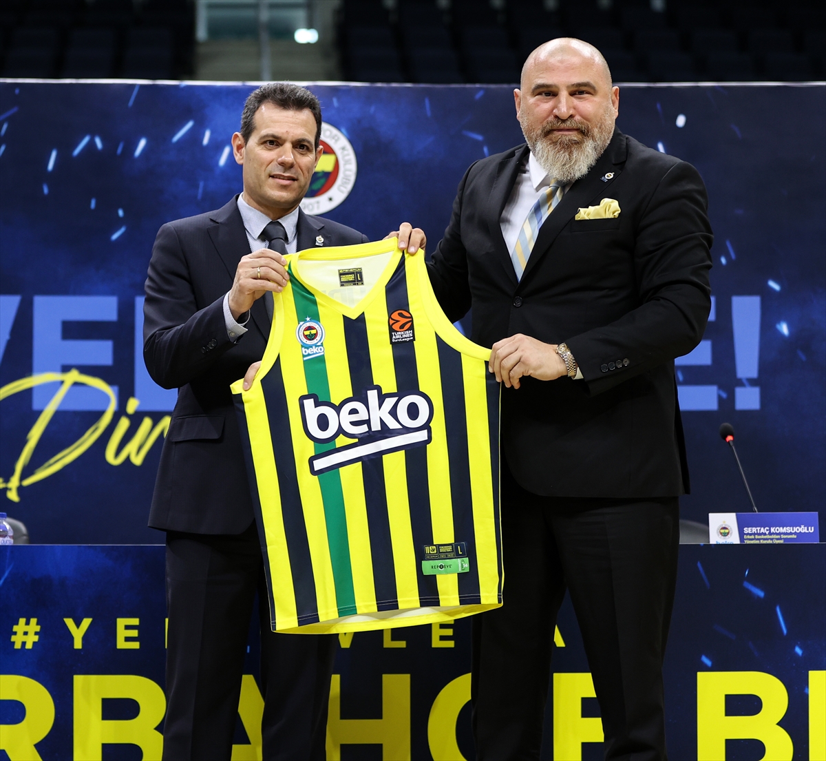 Fenerbahçe Beko'da başantrenörlüğe getirilen Itoudis için imza töreni düzenlendi
