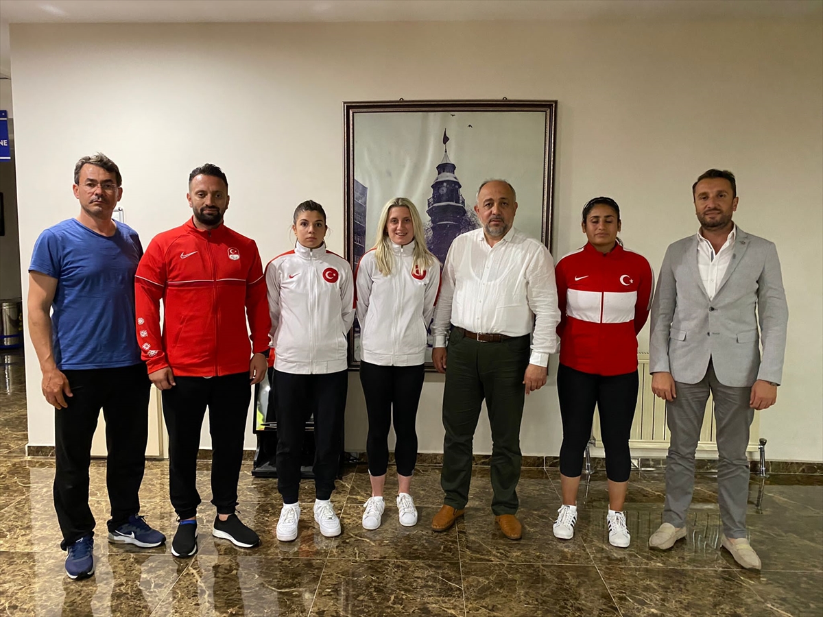 Fransa'da altın madalya kazanan özel sporcu Fatma Damla Altın, Samsun'a döndü