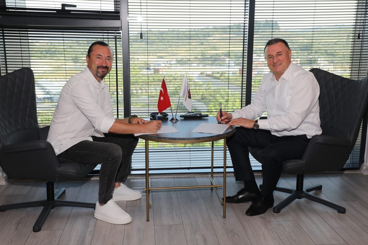 Hatayspor Kadın Futbol Takımı'nda teknik direktörlüğe Hilmi Bugüner getirildi