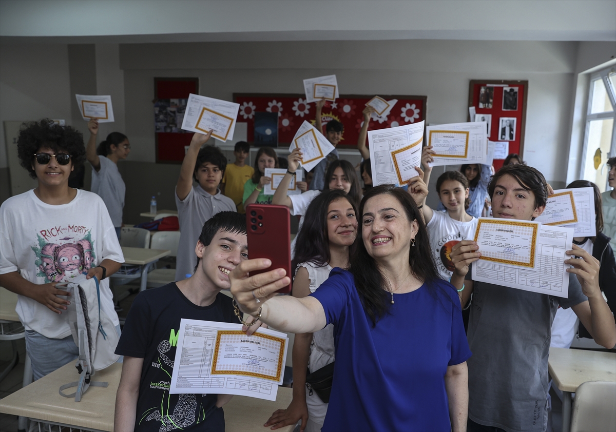 İstanbul'da öğrenciler karne sevinci yaşadı